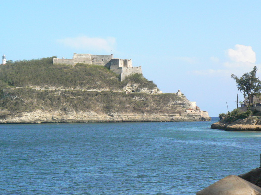 Cayo Granma vue sur le Castillo del Morro.jpg